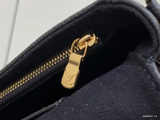 WIS Chain on Wallet Ivy LOUIS VUITTON 0424